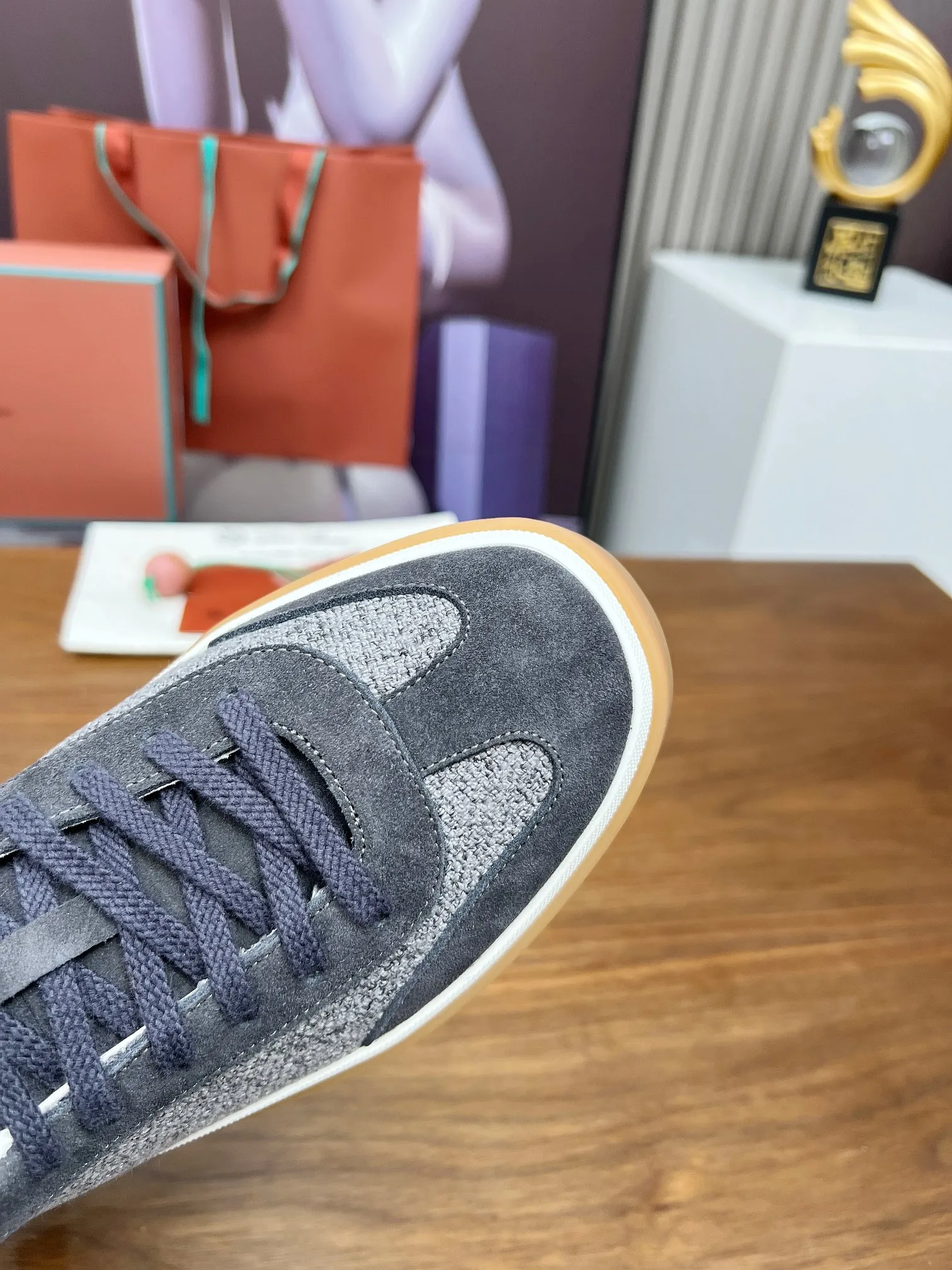 👟👟Ex-factory price 540👟👟Male code +10 purchasing agent grade, high version🦅⛳️Italy [Loro Piana] Tennis walk series LP couple moral training shoes casual sports shoes sneakers🎁🎁 Original purchase development and production This new suede tennis shoe adopts ultra-low design, suitable for wearing all year round👫👫 The wrapped sole creates an effortlessly attractive color combination that harmoniously blends functionality with understated style, making it the ideal shoe for urban wear. Soft calfskin tongue with Kummel color insert at the heel, cotton lace upper with embossed LP logo, cowhide suede sole, rubber-lined calfskin ✦ Upper: special linen ➕ eco-friendly cowhide ✦ lining: cowhide lining ➕ cowhide insole ✦ sole: original molded TPR ultra-light outsole ✦ packaging: original complete package ✦Female size: 35--40 ✦Male size: 39--45